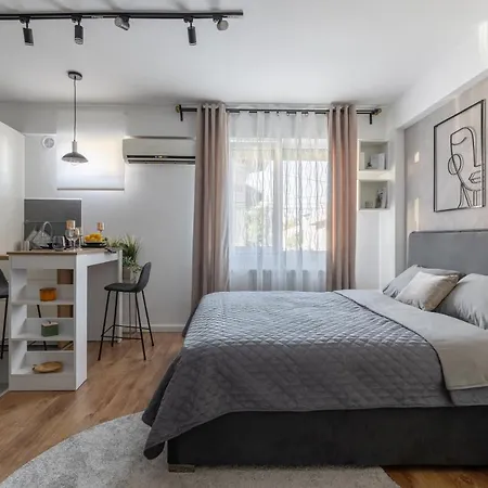 Casual Studio Near Center *